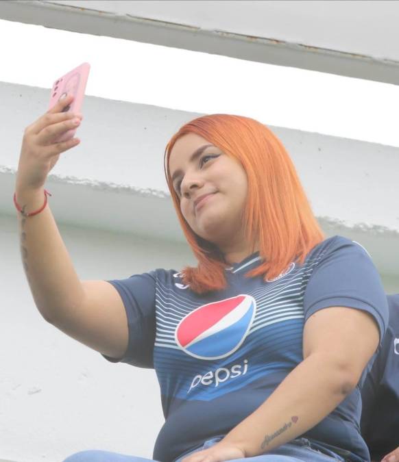 Una de las aficionadas del Motagua que se tomó una selfie previo al inicio del partido.