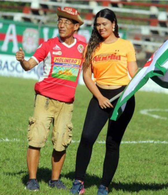 En Tocoa estuvo presente un japonés. Se trata de Masaaki Kawagishi, aficionado que ama a la Real Sociedad y apoyó al equipo en el estadio Francisco Martínez Durón contra Marathón. Foto Edgar Witty