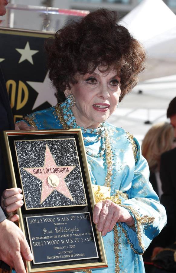 La actriz italiana Gina Lollobrigida en el Paseo de la Fama de Hollywood en 2018.