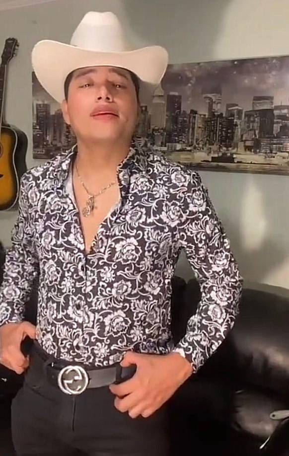 ”Una madre lloraba, había perdido a su hijo, y muy fuerte lo agarró con el último aliento la madre lo despidió”, describió en su corrido Alegría. 