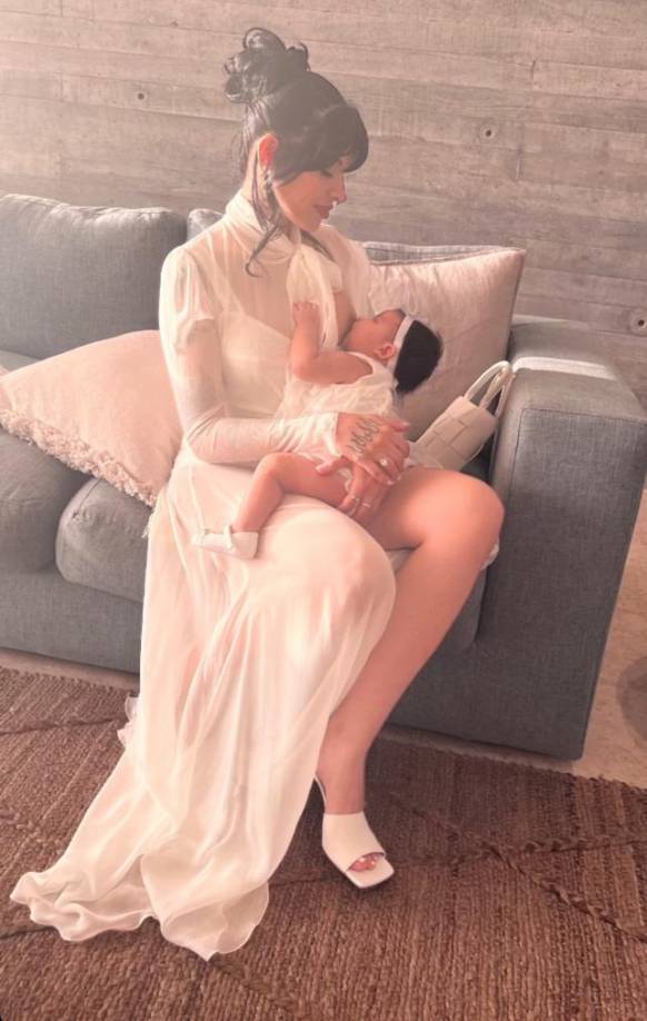  En una segunda postal, Cazzu sostiene a su bebé de cinco meses mientras la amamanta.