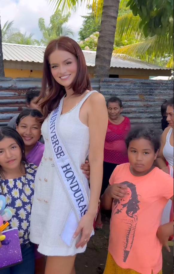 ”La humildad hace resaltar a una reina”, “Que reina de lujo, que feliz nos sentimos los hondureños”, fueron otrpos comentarios dejados a la Miss Honduras Universo.