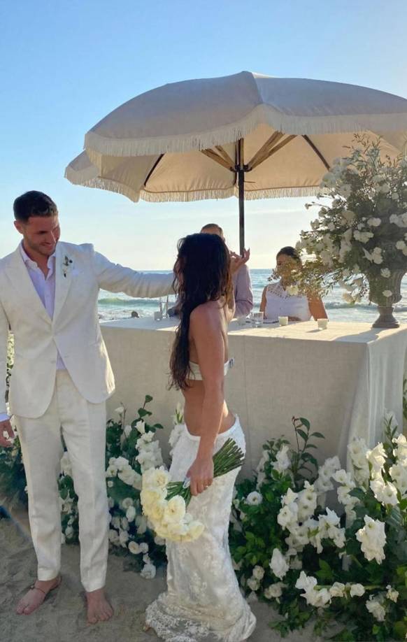 Su ahora esposa, Fernanda Serrano, compartió varios de los emotivos momentos en la ceremonia que se realizó en una de las paradisíacas playas mexicanas.