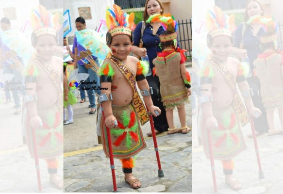 'Poneme mamá el piecito”: niño que encantó a Honduras vestido de Lempira