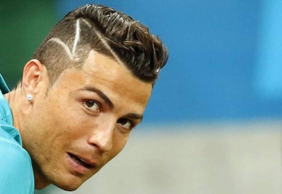Cristiano Ronaldo pide consejo para su nuevo corte de pelo