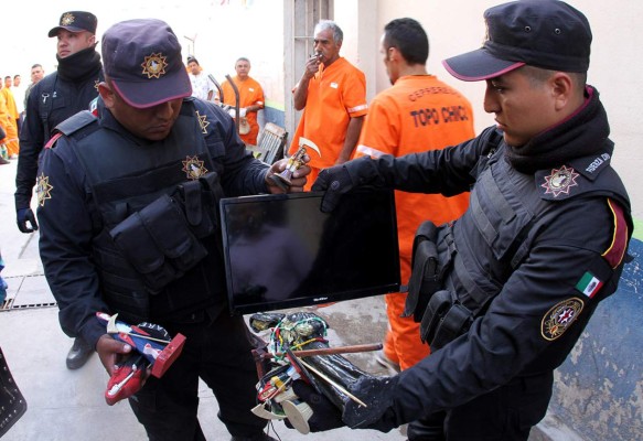 Un bar, sauna y camas 'king size' hallan en penal mexicano