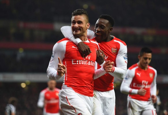 Arsenal golea al Newcastle con dobletes de Giroud y Cazorla