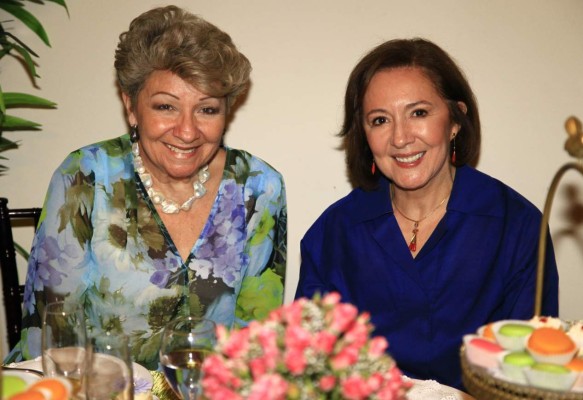 Zobeida Handal de Saybe es agasajada por su natalicio