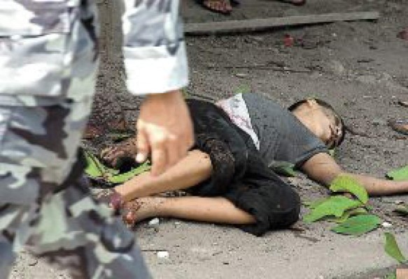 Niño muere al caer de un árbol sobre una verja