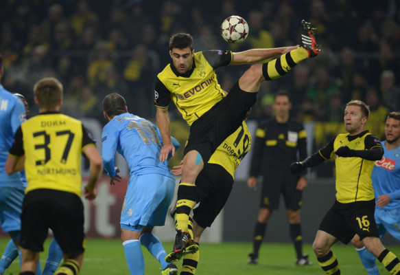 Borussia Dortmund vuela a costa del Napoli