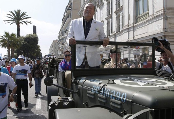 Millonario chino regala vacaciones a Francia a 6,400 empleados