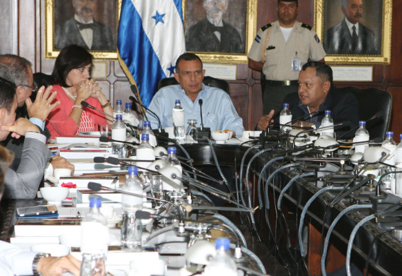 Gobierno hondureño anuncia asueto para empleados públicos