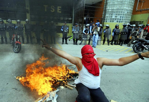 Vandalismo y caos en protestas de la Alianza