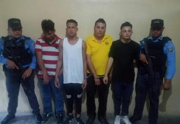 Detienen a banda que asaltaba en taxi falso