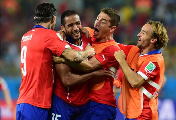 Chile sufre para derrotar a una combativa Australia en su debut