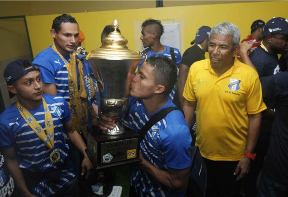 Festejo de campeón del Honduras Progreso en el que se valía beber