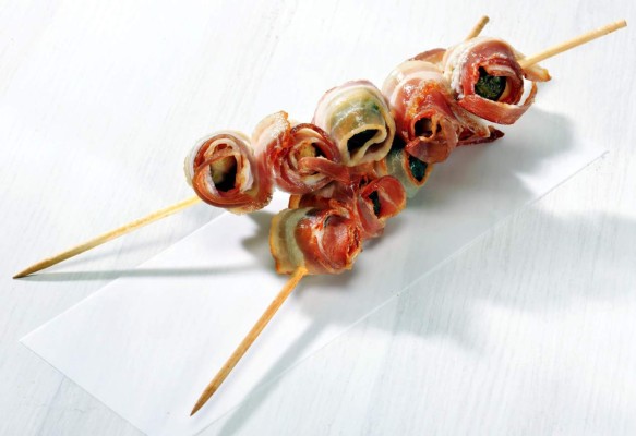 Cómo hacer brochetas de uvas y tocino