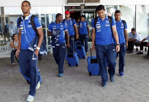 Selección de Honduras retorna con caras largas y sin dar declaraciones