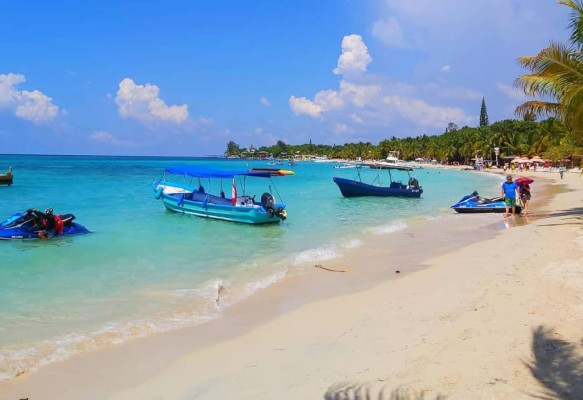 Roatán prohíbe venta de bebidas en botellas de plástico