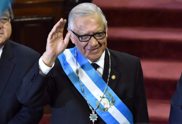 Operan de emergencia al presidente de Guatemala