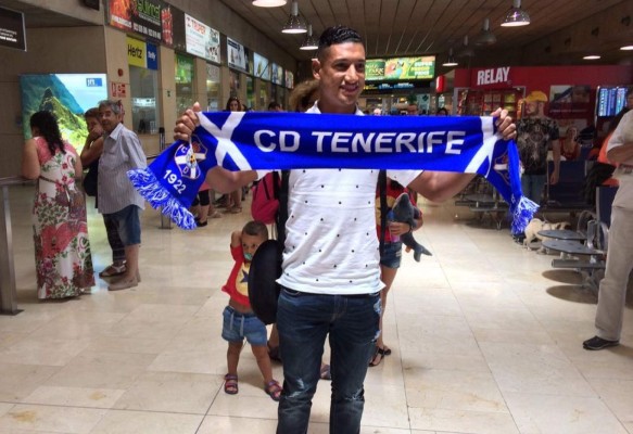 Bryan Acosta deja pretemporada de Tenerife y realiza viaje especial a Honduras