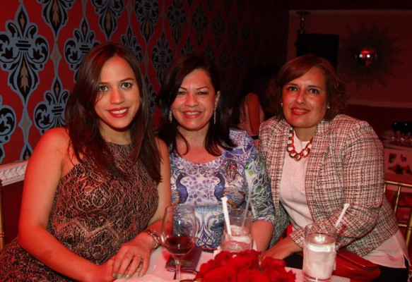 Emoción en una noche en rojo y amistad