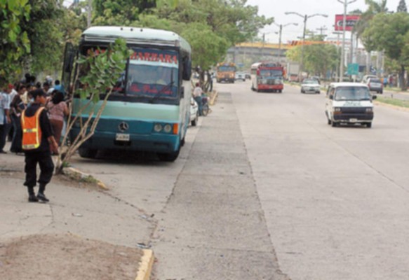Motoristas abandonan bulevar del sur