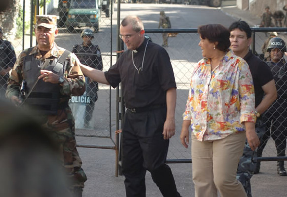 Arzobispo de Tegucigalpa visita embajada brasileña
