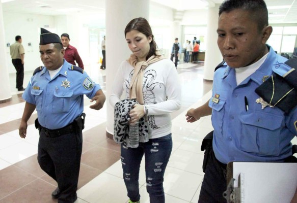 Ante juez hoy Laura Knight, acusada de matar a su esposo