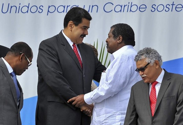 Maduro denuncia 'brutales presiones' para aislar a Venezuela