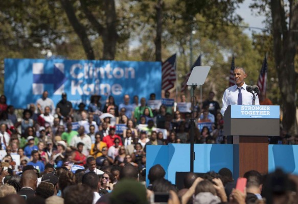 PHILADELPHIA, PA - SEPTEMBER 13: U.S. President Barack Obama campaigns for Democratic nominee Hillary Clinton on September 13, 2016 outside the art museum in Philadelphia, Pennsylvania. Hillary Clinton stayed home to rest Monday after she called off a fundraising event and the rest of her planned travel in California this week following her pneumonia diagnosis on Friday. Jessica Kourkounis/Getty Images/AFP== FOR NEWSPAPERS, INTERNET, TELCOS & TELEVISION USE ONLY ==