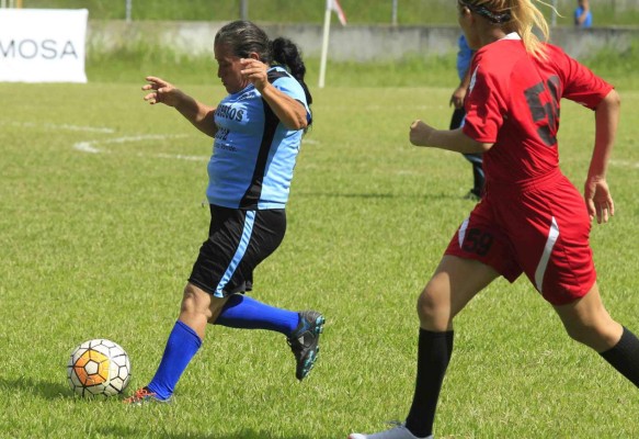 Abuela hondureña sorprende al jugar fútbol y derrochar calidad
