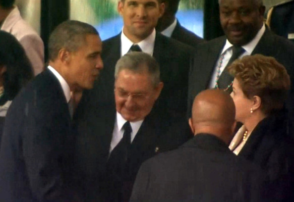 Obama y Raúl Castro se dan la mano en el funeral de Mandela