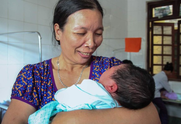 Vietnamita da a luz a enorme bebé de más de 15 libras