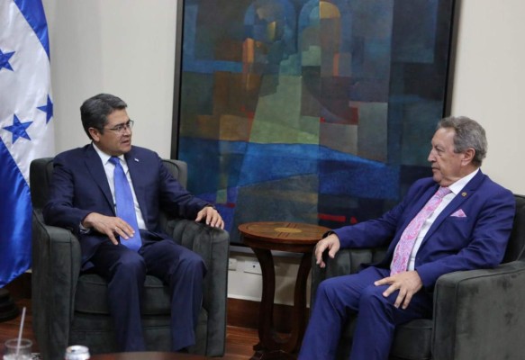 Juan Orlando Hernández y secretario del Sica revisan avances integración