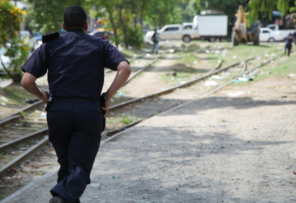 Enfrente de posta y agentes le roban batería a patrulla policial