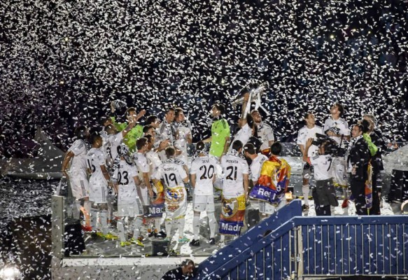 Júbilo blanco por la Décima en el Santiago Bernabeu