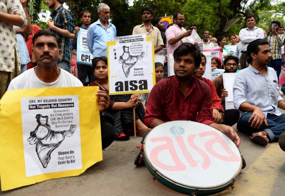 El calvario de un padre indio para mantener con vida a su hija