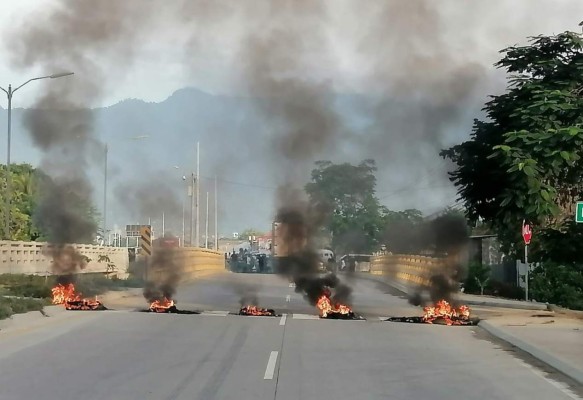 Transportistas realizan protestas en la zona norte de Honduras y exigen los dejen trabajar