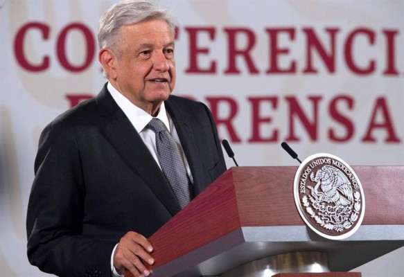 AMLO muestra video de sobornos ligados a caso de corrupción de exjefe de Pemex