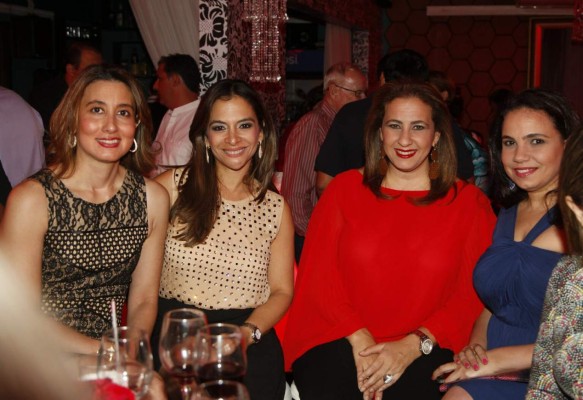 Emoción en una noche en rojo y amistad