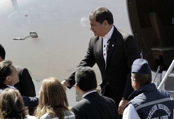 Solís asume el poder en Costa Rica con el peso de las expectativas de cambio