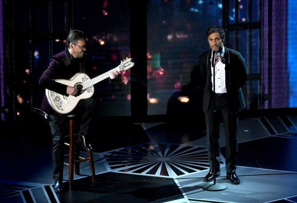 Se burlan de Gael García al cantar en los Premios Óscar