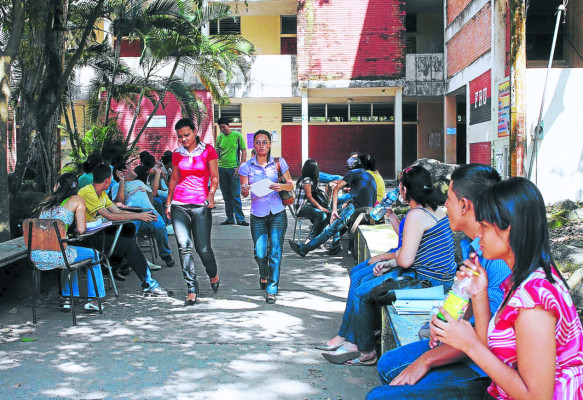Aspirantes madrugan para hacer la prueba en la Unah