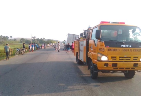 Dos personas que viajaban en moto mueren al estrellarse con un camión estacionado