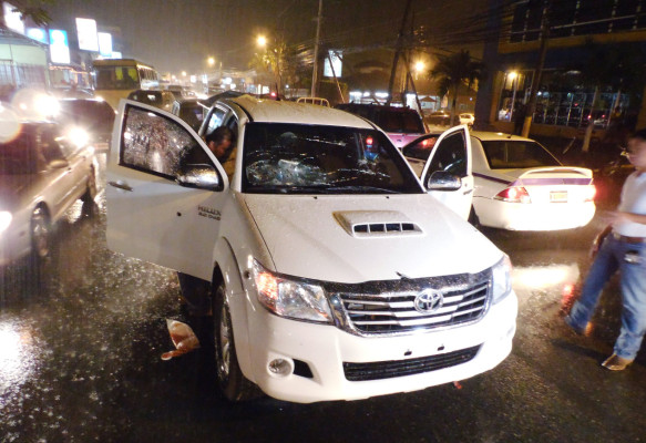 Lo balacean en carro y lo rematan en clínica en La Ceiba
