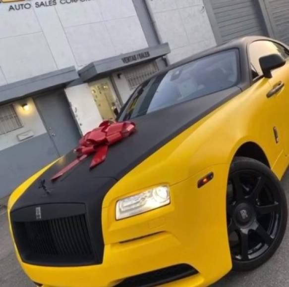 El intérprete de 'Keii', su más reciente lanzamiento, le regaló a Karol un Rolls Royce Phantom en colores negro y amarillo, el que sustituirá la SUV Mercedes Benz que él mismo le dio el año pasado a la colombiana.<br/><br/>