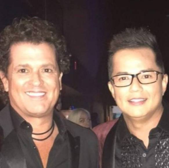 Si bien han pasado más de 20 años desde que el intérprete de “Que nadie sepa mi sufrir” inició su carrera, su look característico con pelo corto y lentes continúan igual. En esta foto está acompañado de Carlos Vives.