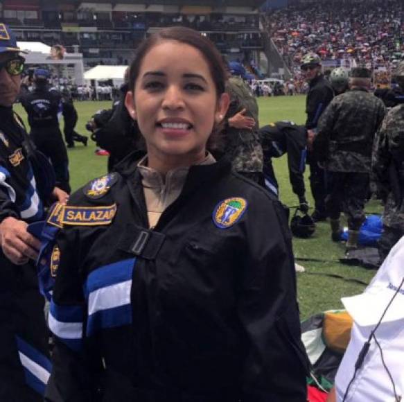La Subteniente Génesis Daniela Reyes Salazar es la primera mujer paracaidista en participar de la celebración del 15 de septiembre en el estadio nacional de Honduras.
