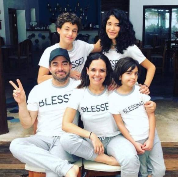 Omar Chaparro está bendecido con tres hijos: Emiliano, Andrea y Sofía Chaparro, todos producto de su matrimonio con Lucia Ruiz de la Peña.